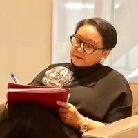 Menteri Luar Negeri Retno  Marsudi memiliki gaya fashion yang sangat memikat. Bahkan ia tak ragu menggunakan fashion item yang unik untuk menunjang penampilannya.