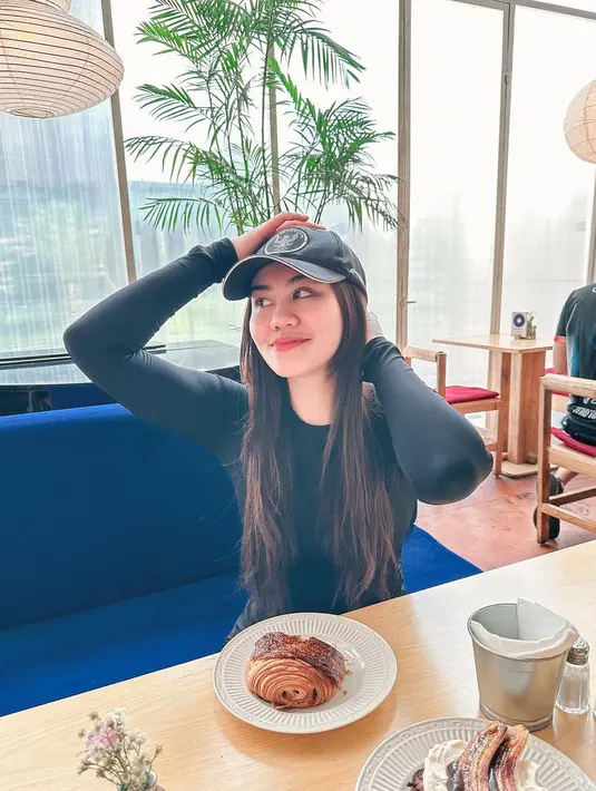 Aaliyah Massaid memang terkenal dengan gaya khasnya, membiarkan rambut panjangnya tergerai. Di sini ia terlihat bergaya kasual mengenakan topi berwarna hitam. [Foto: Instagram/aaliyah.massaid]