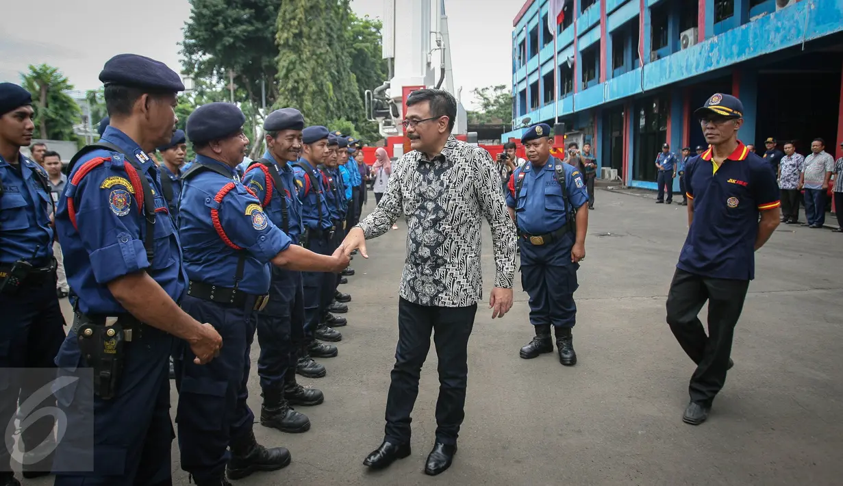 Wagub DKI Jakarta, Djarot Saiful Hidayat menyapa sejumlah petugas damkar ketika melakukan kunjungan ke Kantor Dinas Pemadam Kebakaran dan Penyelamatan Pemprov DKI Jakarta, Jalan KH Zainul Airifin, Jakarta, Sabtu (8/10). (Liputan6.com/Faizal Fanani)