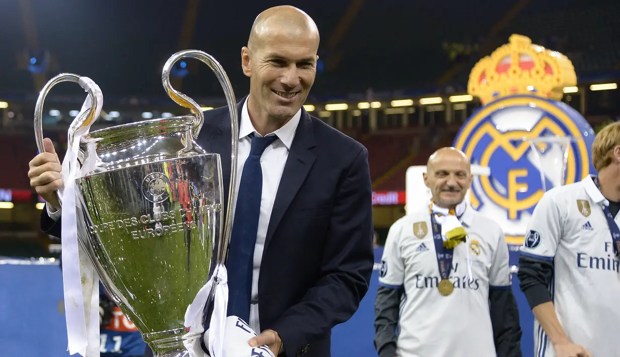 Zinedine Zidane. Pelatih berusia 49 tahun yang sedang menganggur ini baru menangani satu klub, yaitu Real Madrid yang dibesutnya dalam 2 periode sejak Januari 2016. Ia total telah mengoleksi 11 trofi dalam periode 2016-2018 dan 2019-2021. Ia mundur di akhir musim 2020/2021. (AFP/Filippo Monteforte)