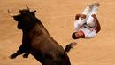 Seorang peserta melompat melewati seekor banteng dalam Festival San Fermin di Pamplona, Spanyol, (11/7/2015). (AP Photo/Andres Kudacki)