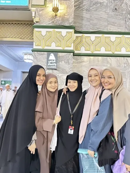 Shireen pun tampil dengan kerudung panjang hitam, sedangkan Ria tampil dengan kerudung cokelat dan abay birunya. Credit: Instagram (@shireensungkar)
