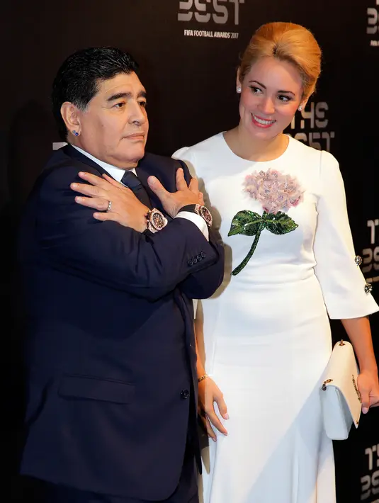 Legenda sepak bola Argentina Diego Armando dan pasangannya, Rocio Olivia saat menghadiri The Best FIFA Football Awards, London, Senin (23/10). Sejumlah penghargaan diberikan FIFA kepada pelaku penting di dalam dan luar lapangan hijau. (AP/Alastair Grant)
