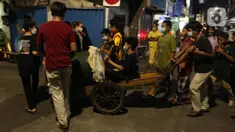 Warga menggelar takbiran keliling di kawasan Jalan Kartini, Sawah Besar, Jakarta, Rabu (12/5/2021) malam. Warga DKI Jakarta dilarang melakukan takbiran keliling pada malam Idul Fitri 1442 Hijriah. (Liputan6.com/Herman Zakharia)
