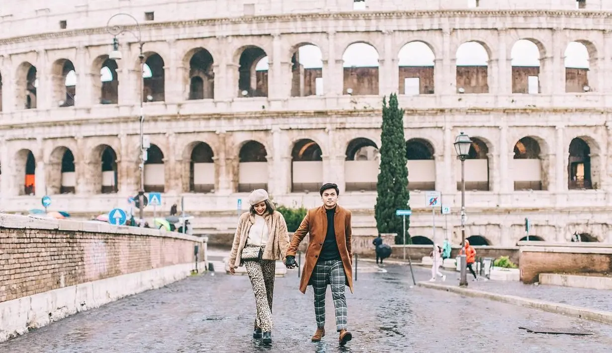Begitu juga dengan gaya liburan mereka berdua. Baik Awkarin dan Gangga terlihat tetap kompak dengan ciri khas gaya masing-masing.  (Foto: Instagram/ Awkarin)