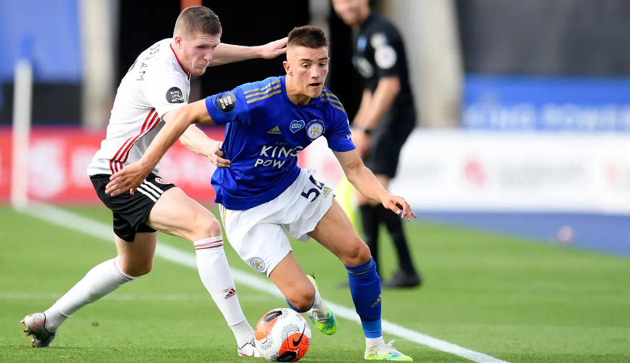 Pemain Leicester City, Thomas Luke (tengah) berebut bola dengan pemain Sheffield United John Lundstram dalam lanjutan Liga Inggris pekan ke-36 di Stadion King Power, Kamis (16/7/2020). Leicester City sukses menggulung tamunya, Sheffield United dengan skor 2-0. (Michael Regan/Pool via AP)