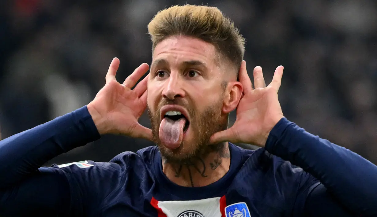 Bek PSG, Sergio Ramos berselebrasi usai mencetak gol ke gawang Olympique Marseille  pada pertandingan babak 16 besar Piala Prancis di Stade Velodrome di Marseille, Prancis selatan pada 8 Februari 2023 . Sergio Ramos telah memutuskan untuk mengakhiri karier internasionalnya dan pensiun dari tim nasional Spanyol lewat pengumuman di sosial medianya pada Kamis (23/2/2023). NICOLAS TUCAT/AFP)