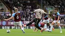 Proses terjadinya gol yang dicetak striker Manchester United, Romelu Lukaku, ke gawang Burnley pada laga Premier League di Stadion Turf Moor, Burnley, Minggu (2/8/2018). Burnley kalah 0-2 dari MU. (AFP/Lindsey Parnaby)