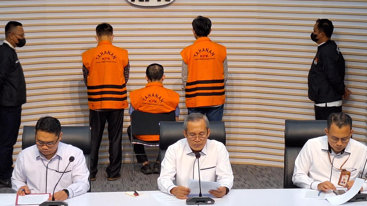 Komisi Pemberantasan Korupsi (KPK) menetapkan tiga tersangka korupsi Pengadaan Lahan Hak Guna Usaha (HGU) Jawa Timur. (Istimewa)