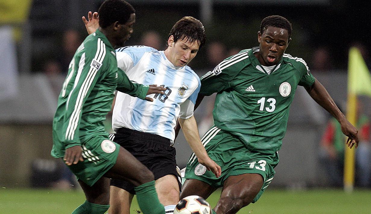 Dua pemain Nigeria, Dele Adeleye (kiri) dan Olubayo Adeemi berusaha menahan laju pemain Argentina, Lionel Messi dalam laga final Piala Dunia U-20 2005 di Utrecht, Belanda (2/7/2005). Kesuksesan Nigeria di ajang Piala Dunia U-20 ditandai dengan keberhasilan mereka menempati peringkat kedua sebanyak 2 kali pada edisi 1989 dan 2005 serta finis di peringkat ketiga pada penyelenggaraan tahun 1985. Pada final edisi 2005 Nigeria takluk dari Argentina yang diperkuat Lionel Messi. (AFP/Aris Messinis)