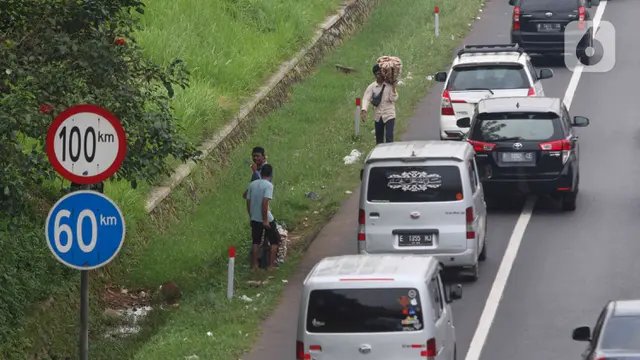 Mengais Rezeki dari Kemacetan di Tol Cipali