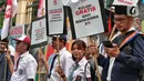 Dia mengatakan hal itulah yang menjadi alasan pemberian simbolis bunga kepada pegawai di Kemendikbud dalam aksi tersebut. (Liputan6.com/Angga Yuniar)