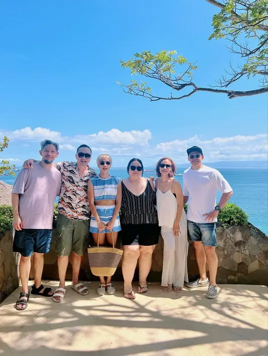 Intan Ayu berlibur ke pantai bersama teman-temannya. Gaya liburan Intan Ayu bersama rekan-rekan ini berhasil bikin terpesona warganet. Warganet banyak menyukai foto Intan Ayu ini ketika liburan di pantai. (Liputan6.com/IG/tanayudjanuismadi)