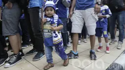 Bobotoh cilik mengantre untuk masuk ke stadion. Tak jarang para Bobotoh membawa anaknya untuk menyaksikan laga Persib Bandung. (Bola.com/M Iqbal Ichsan)