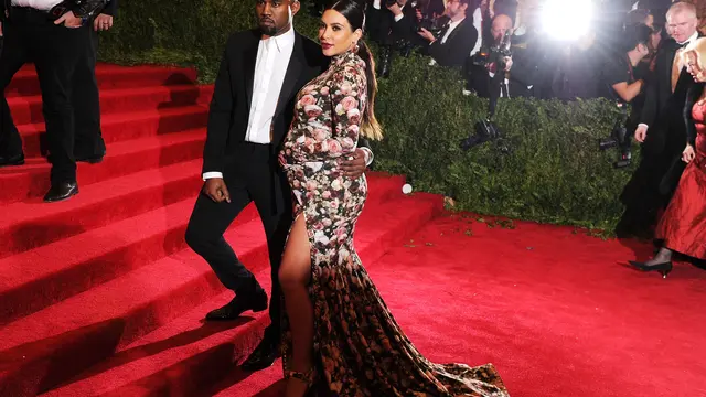 Kanye West dan Kim Kardashian menghadiri Gala Costume Institute untuk pameran "PUNK: Chaos to Couture" di Metropolitan Museum of Art pada 6 Mei 2013 di New York City. Dimitrios Kambouris/Getty Images/AFP Dimitrios Kambouris / GETTY IMAGES NORTH AMERICA /