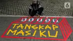 Aktivis dari Indonesia Corruption Watch (ICW) menggunakan topeng Harun Masiku di depan gedung Merah Putih Komisi Pemberantasan Korupsi (KPK), Jakarta, Senin (15/1/2024). (Liputan6.com/Herman Zakharia)