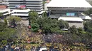 Mahasiswa dari berbagai universitas menggelar unjuk rasa di Kantor Gubernur Jawa Tengah, kawasan Jalan Pahlawan Semarang, Selasa (24/9/2019). Mereka menggelar demonstrasi untuk menentang RUU dan UU bermasalah yang rencana disahkan DPR RI hari ini. (Liputan6.com/Gholib)