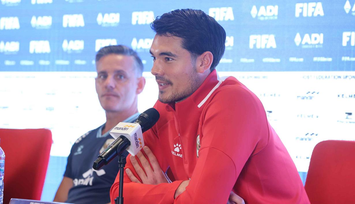 Bek tengah klub divisi Championship Inggris, Ipswich Town, ini kembali dipanggil ke skuad Garuda setelah absen cukup lama. Tampak dalam foto, pelatih Timnas Indonesia, John Herdman (kiri) bersama Elkan Baggott saat memberi keterangan sebelum laga melawan Saint Kitts and Nevis pada ajang FIFA Series 2026 di Media Center Stadion Utama Gelora Bung Karno (SUGBK), Jakarta, Kamis (26/3/2026). (Bola.com/M Iqbal Ichsan)