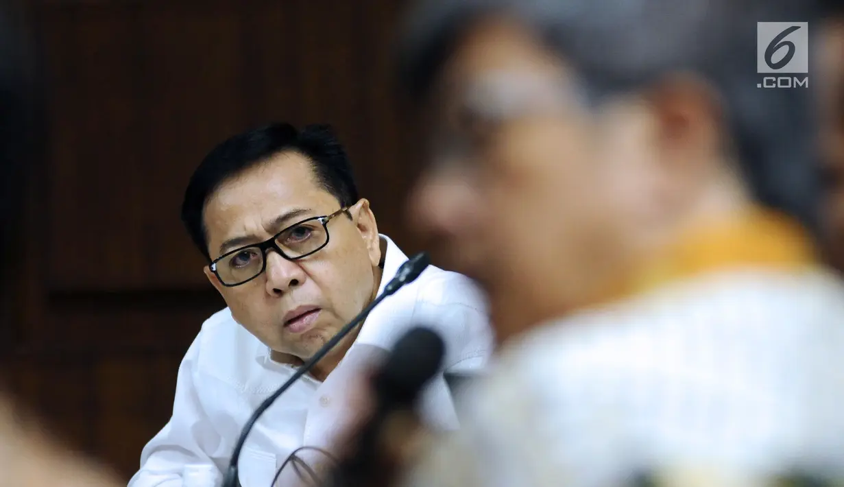 Terdakwa dugaan korupsi proyek e-KTP Setya Novanto menyimak keterangan Dirut PT Quadra Solutions Anang Sugiana Sudihardjo di Pengadilan Tipikor, Jakarta, Kamis (22/2). Tujuh saksi hadir di persidangan. (Liputan6.com/Helmi Fithriansyah)