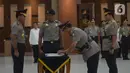 Kapolri Idham Azis (kiri) menyaksikan penandatangan pakta integritas oleh pejabat lama Wakapolri Komjen Pol Ari Dono Sukmanto disaksikan pejabat baru Wakapolri Komjen Pol Gatot Eddy Pramono saat Serah Terima Jabatan Wakil Kepala Polri di Mabes Polri, Selasa (7/1/2020). (merdeka.com/Imam Buhori)
