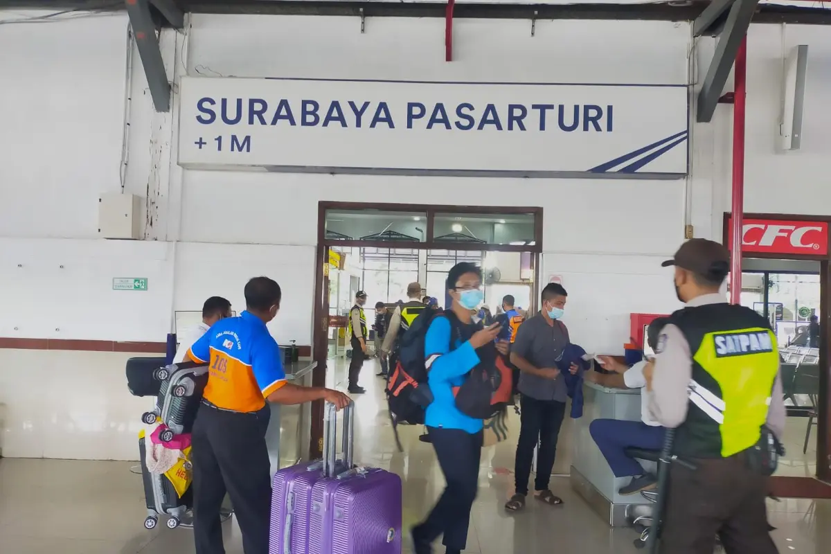 Suasana Stasiun Pasar Turi Surabaya. (Dian Kurniawan/Liputan6.com)