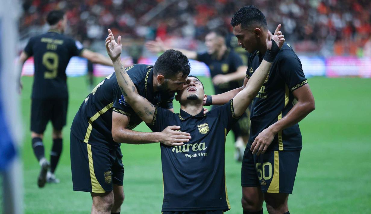 Tertinggal, Borneo FC tampil menyerang dan mendapatkan gol pada menit ke-62 lewat tendangan keras Juan Villa. Skor menjadi imbang 1-1. Tampak dalam foto, selebrasi pemain Borneo FC, Juan Felipe Villa Ruiz (tengah) usai mencetak gol saat melawan Persija pada pertandingan pekan ke-24 BRI Super League 2025/2026 di Jakarta International Stadium, Selasa (3/3/2026) malam WIB. (Bola.com/M Iqbal Ichsan)