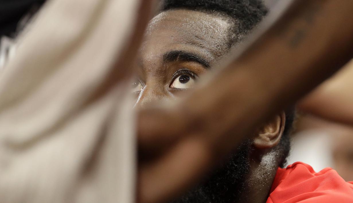 Ekspresi pemain Houston Rockets, James Harden saat timnya melawan San Antonio Spurs pada gim kelima NBA basketball playoff series di San Antonio, (9/5/2017). Spurs menang 110-107. (AP/Eric Gay)