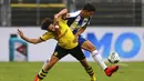 Pemain Borussia Dortmund, Thomas Delaney, berebut bola dengan pemain Hertha Berlin, Marko Grujic, pada laga Bundesliga di Stadion di Signal Iduna Park, Sabtu (6/6/2020). Borussia Dortmund menang 1-0 atas Hertha Berlin. (AP/Lars Baron)