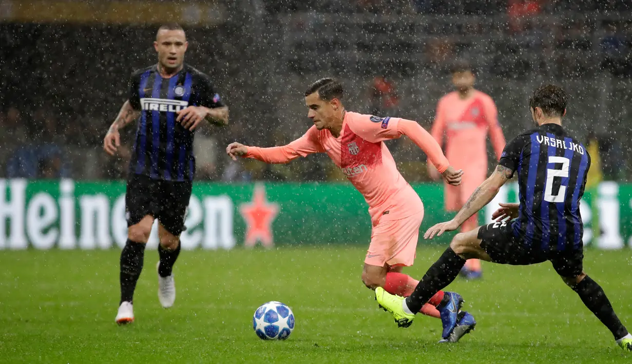 Gelandang Barcelona, Philippe Coutinho berusaha melewati bek Inter Milan, Sime Vrsaljko saat bertanding pada grup B Liga Champions di Giuseppe Meazza, Italia (6/11). Inter imbang dengan Barcelona 1-1. (AP Photo/Luca Bruno)