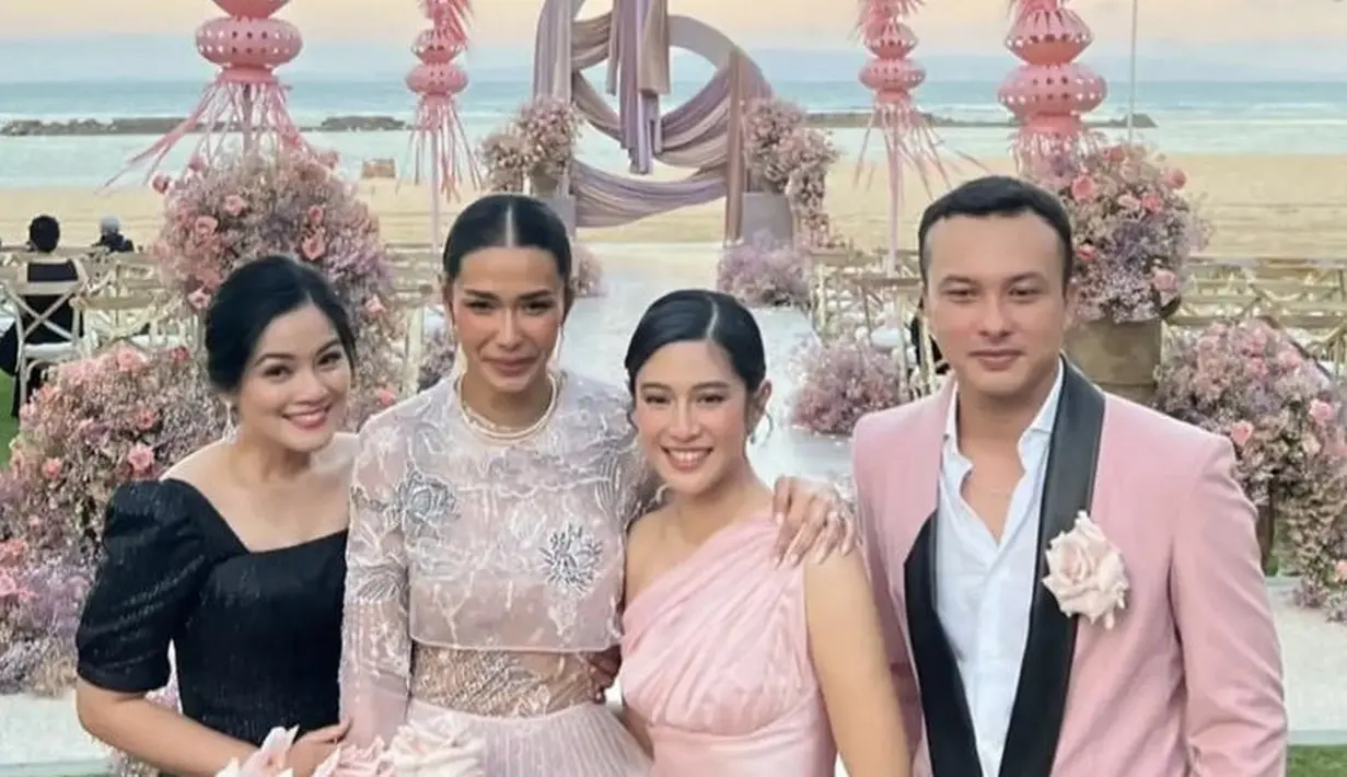 Bersama genk AADC, Nicholas Saputra hadir menjadi groomsmen. Ia pun hadir menggunakan setelah serba pink. @therealdisastr