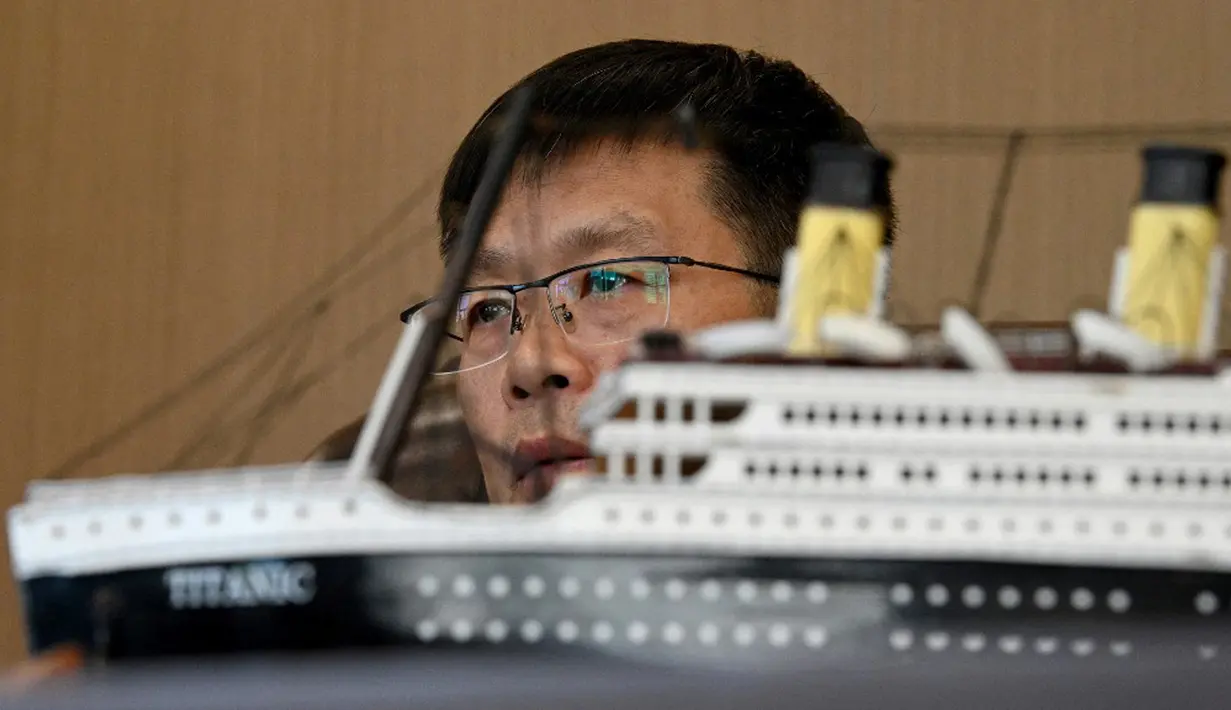 Su Shaojun, investor replika Titanic dekat model kapal saat wawancara di kantornya di Daying County, Provinsi Sichuan, China, 26 April 2021. Su Shaojun menyatakan pengunjung bisa menginap satu malam untuk mendapatkan layanan kapal pesiar bintang lima dengan 2.000 yuan (Rp 4,4 juta). (NOEL CELIS/AFP)