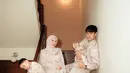Lesti tampil anggun dengan kebaya kurung modern, Rizky tetap konsisten dengan potongan koko klasik, dan anak-anak pun ikut tampil modis dalam busana yang selaras.  [@lestikejora].