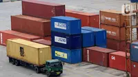 Truk melintas di Pelabuhan Tanjung Priok, Jakarta, Kamis (17/2/2022). Surplus neraca perdagangan Indonesia pada Januari 2022 menurun dibandingkan surplus pada Desember 2021 sebesar USD 1,02 miliar. (Liputan6.com/Herman Zakharia)