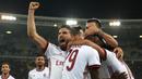 Para pemain AC Milan merayakan gol Hakan Calhanoglu (kiri) saat melawan Chievo Verona pada laga Serie A di Bentegodi stadium, Verona, (25/10/2017). AC Milan menang 4-1. (Filippo Venezia/ANSA via AP)