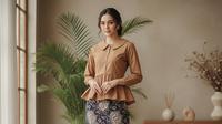 Model Baju yang Cocok dengan Rok Batik Midi (created by AI)