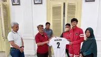 Rizdjar Nurviat Subagja punggawa Timnas U-16 saat bertemu Bupati Cirebon di pendopo. Foto (istimewa)