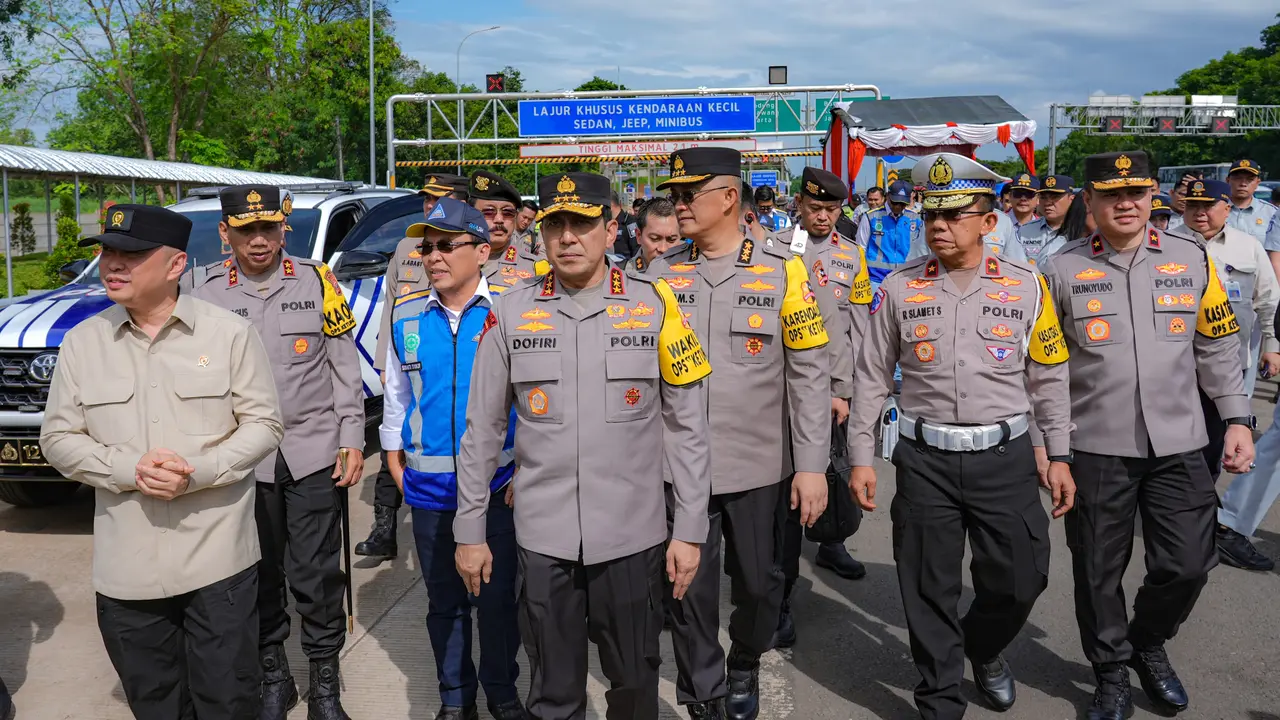 Wakapolri Komjen Ahmad Dofiri mengatakan, arus mudik di Tol Trans Jawa mengalami kepadatan sejak Kamis, 27 Maret 2025 lantaran banyak pemudik yang menunggu pemberlakuan rekayasa lalu lintas one way.