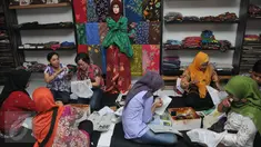 Warga membatik tulis bersama di Kampung Batik di Palbatu, Jakarta, Jumat (2/10). Kegiatan dalam rangka memperingati Hari Batik Nasional tersebut untuk memupuk rasa cinta akan batik sebagai warisan budaya asli Indonesia. (Liputan6.com/Gempur M Surya)