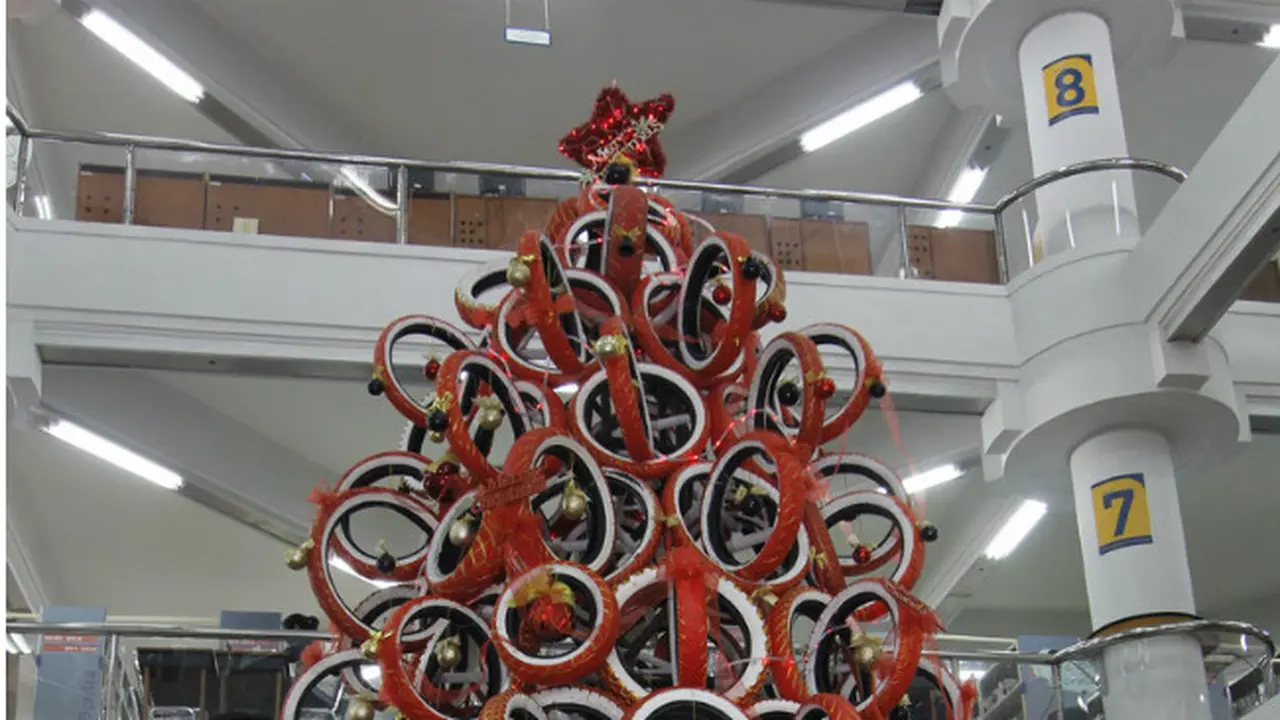 Pohon Natal dari Ban Bekas