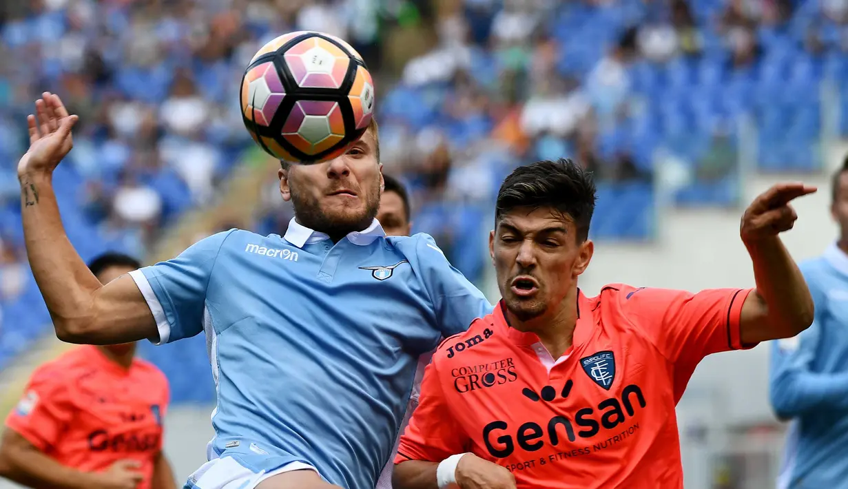 Pemain SS Lazio, Ciro Immobile (kiri) berusaha merebut bola dari kejaran pemain Empoli,  Federico Barba pada lanjutan  Serie A Italia di Stadion Olimpico, Roma, Italia, (25/9/2016). (AFP/Vincenzo Pinto)