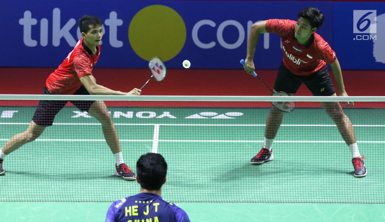 Ganda putra Indonesia, Ricky Karandasuwardi/Angga Pratama menahan kok dari He Jiting/Tan Qiang (China) pada 32 besar Indonesia Open 2018 di Istora GBK, Jakarta, Rabu (4/7). Ricky/Angga unggul 16-21, 21-17, 26-24. (Liputan6.com/Helmi Fithriansyah)