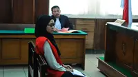 Assyifa Ramadhani, terdakwa kasus pembunuhan Ade Sara membacakan pembelaan di Pengadilan Negeri Jakarta Pusat (Liputan6.com/ Faisal R Syam)