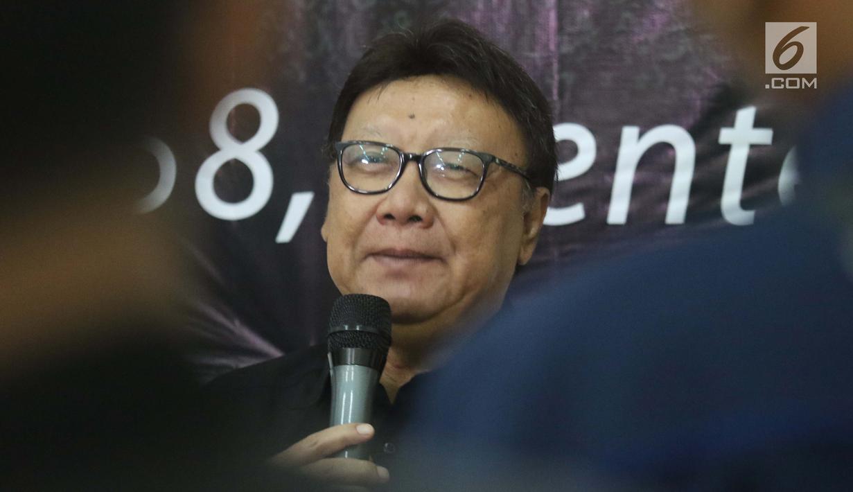 Mendagri Tjahjo Kumolo memberi keterangan usai pertemuan dengan DPP PDIP terkait persiapan HUT ke-46 PDIP, Jakarta, Kamis (3/1). HUTP PDIP akan dilaksanakan berbarengan dengan Rakornas di JIExpo Kemayoran 10 Januari. (Liputan6.com/Helmi Fithriansyah)