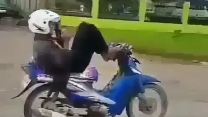 Bukan Pakai Tangan, Lihat Cara Pria Ini Mengendarai Motornya