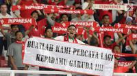 Suporter Tim Garuda membentangkan spanduk jelang menyaksikan Indonesia melawan Thailand pada laga Grup G Kualifikasi Piala Dunia 2022 zona Asia di Stadion Utama Gelora Bung Karno, Jakarta, Selasa (10/9/2019). Indonesia kalah 0-3. (Liputan6.com/Helmi Fithriansyah)