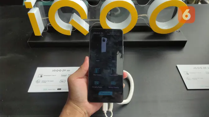 Hands-On smartphone iQOO Z9 (Foto:Liputan6.com/Fahmi Zaenal Mutakin)