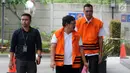 Bupati Labuhanbatu nonaktif Pangonal Harahap (depan) dan pihak swasta Ali Murtopo tiba di gedung KPK, Jakarta, Senin (11/12). Murtopo diperiksa terkait dugaan melakukan suap kepada Bupati Malang Rendra Kresna. (Merdeka.com/Dwi Narwoko)