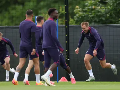 Pemain Inggris #09 Harry Kane (kanan) dan #20 Jarrod Bowen (kiri) mengambil bagian dalam sesi Latihan salaam EURO 2024 di Blankenhain, Jerman timur, Sabtu (15/6/2024). (Adrian DENNIS / AFP)