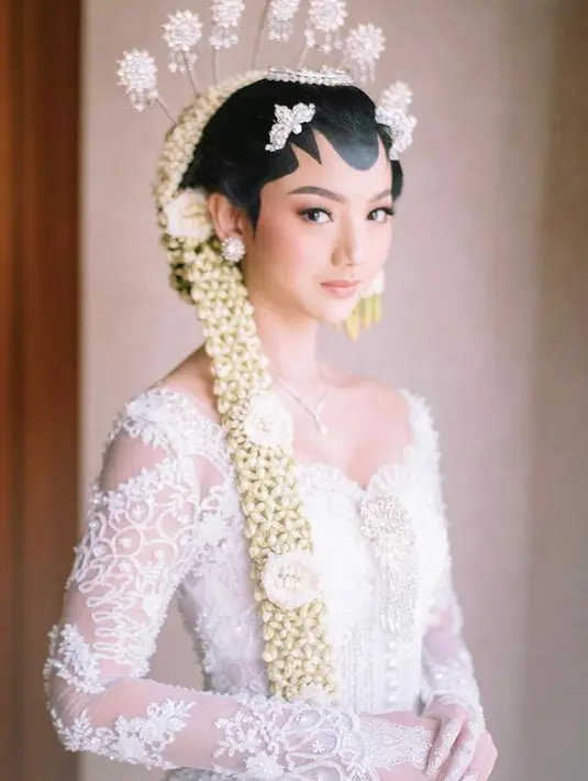 Penampilannya itu dilengkapi paes khas Jawa, ronce melati dan aksesori cunduk mentul. @imagenic/@askyfebrianti.