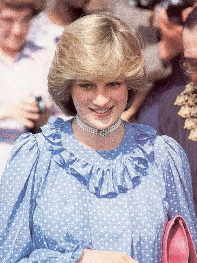 Putri Diana mengenakan choker mutiara pada pembukaan pusat komunitas di Deptford, London, pada Mei 1982. Foto: @WornOnThisDay/Twitter